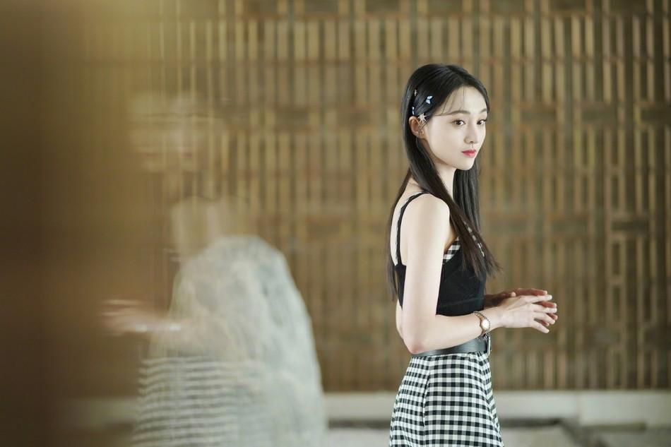 明星爱大牌：郑爽pick清新格纹裙 秒变邻家少女