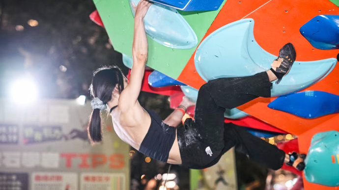  “下班当猴子”！年轻人爱上抱石攀岩，但多人受伤安全风险不容忽视 