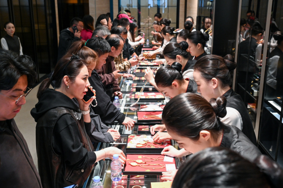 魔都眼｜国际金价再次跳水，国内金饰还在买买买