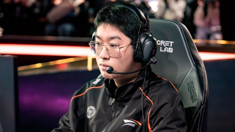 Scout明年首发地位不保！对位Faker惨遭完爆，替补中单主动留队