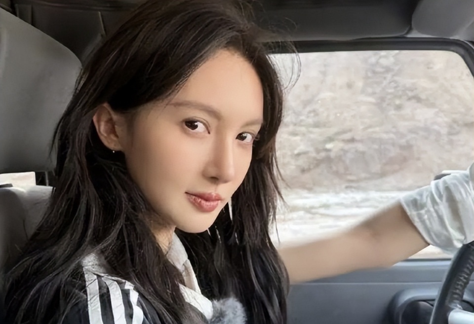 金晨被曝去年3月16日肇事逃逸让助理顶包？3月17日、18日连发环球影城打卡照