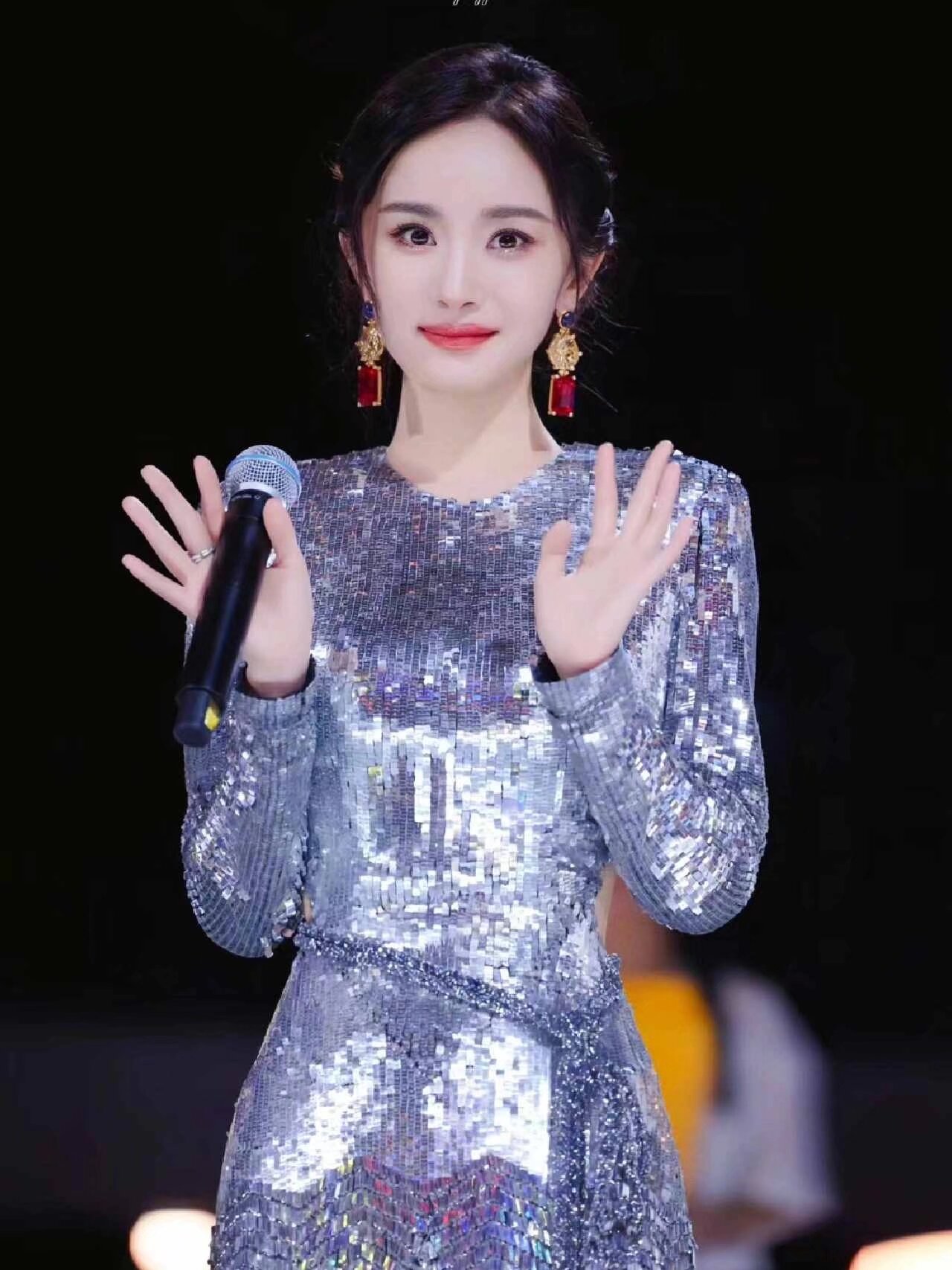 用杨幂的生图修了张证件照，她的眼睛好piu亮#城事通CityScope